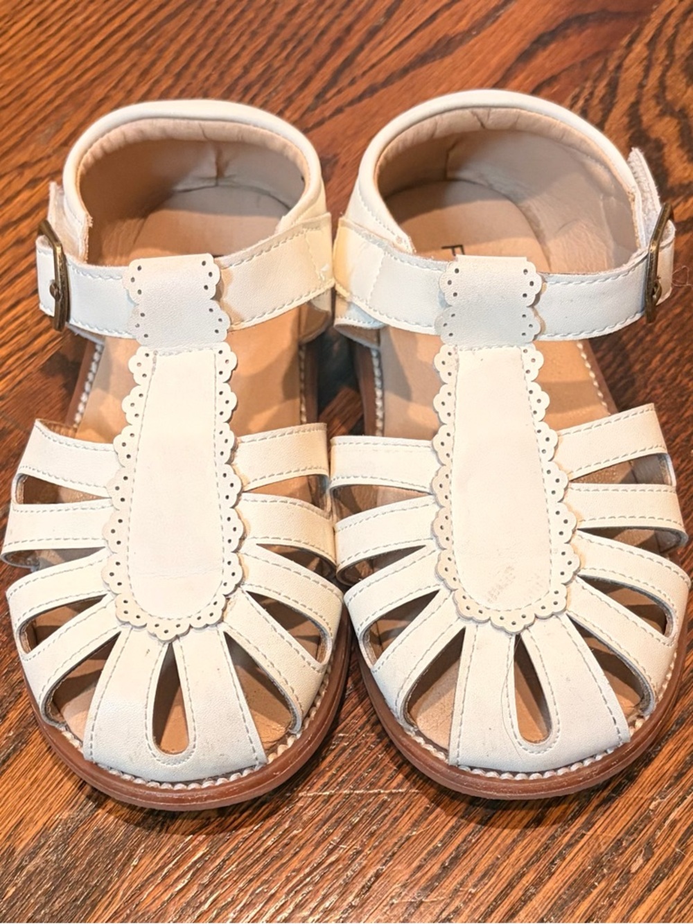 Felix & flora Kids Cream Scalloped T-Strap Sandals with Ankle Buckle